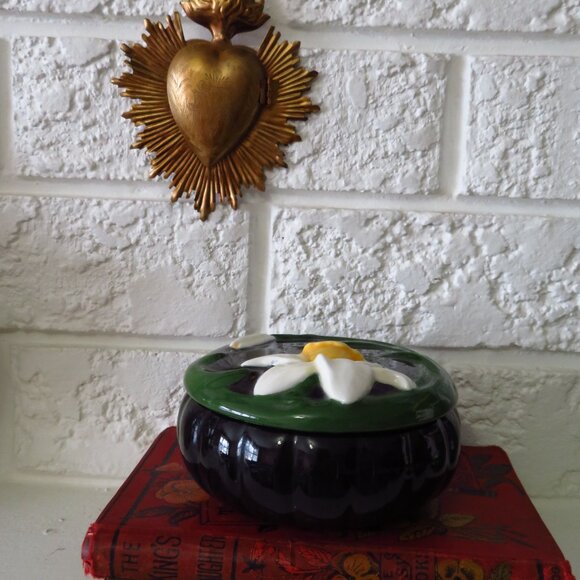 Vintage ceramic black container with daffodil flower - Picture 3 of 9